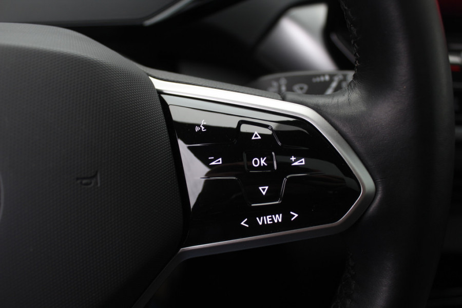 Volkswagen ID.4 First Max 77 kWh / SOH 90,4% / Full option! / Trekhaak / Panoramadak / Camera / Head-up / Keyless / 21'' / ACC / Dodehoek / Elektr. stoelen / Massage / Navigatie / Stuurverwarming