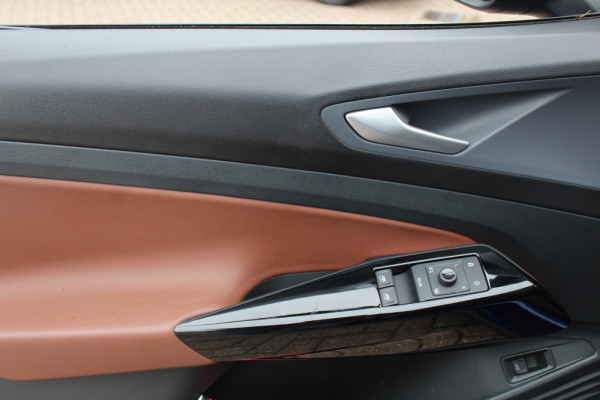 Volkswagen ID.4 First Max 77 kWh / SOH 90,4% / Full option! / Trekhaak / Panoramadak / Camera / Head-up / Keyless / 21'' / ACC / Dodehoek / Elektr. stoelen / Massage / Navigatie / Stuurverwarming