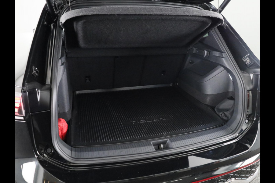 Volkswagen Tiguan 1.5 eHybrid R-Line Edition 204 pk Automaat (DSG) | Verlengde garantie | Navigatie | Parkeersensoren (Park assist) | Achteruitrijcamera | R-Line |
