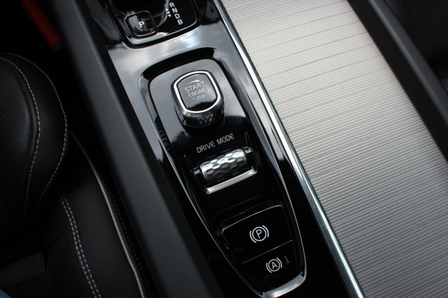 Volvo XC60 2.0 T8 AWD Polestar Engineered / Trekhaak / Panoramadak / 360Camera / Head-up / Leder / Harman Kardon / 22'' / Keyless / Intr.voorverwarming / Stuur+Stoelverwarming / Virtual Cockpit / CarPlay / DAB / Dodehoek / ACC