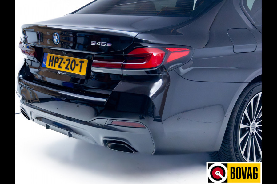 BMW 5 Serie 545e xDrive High Exec. M-sport Black Edition 394 PK automaat | Open Dak | Trekhaak elec. | 360 Camera, Stoel- en stuurverwarming