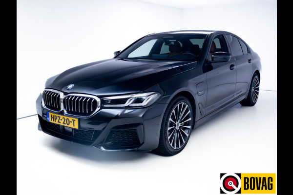 BMW 5 Serie 545e xDrive High Exec. M-sport Black Edition 394 PK automaat | Open Dak | Trekhaak elec. | 360 Camera, Stoel- en stuurverwarming