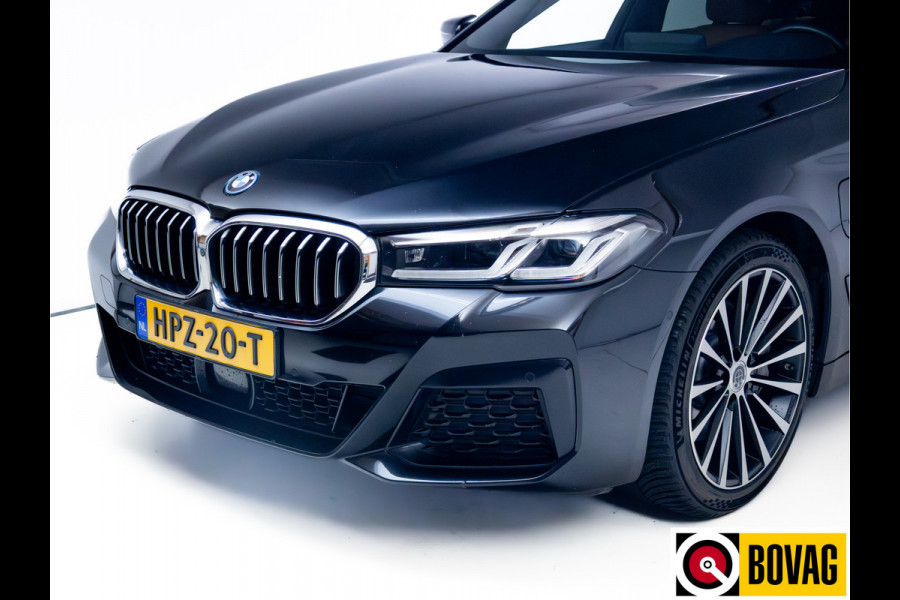 BMW 5 Serie 545e xDrive High Exec. M-sport Black Edition 394 PK automaat | Open Dak | Trekhaak elec. | 360 Camera, Stoel- en stuurverwarming