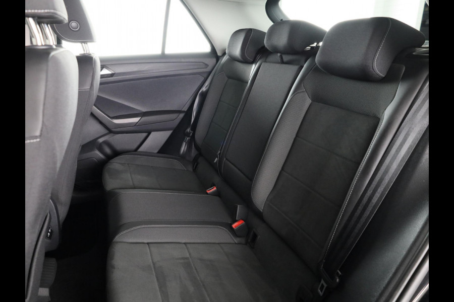 Volkswagen T-Roc 1.5 TSI Style 150 pk Automaat (DSG) | Navigatie | Parkeersensoren (Park assist) | Adaptieve cruise control | Stoelverwarming |