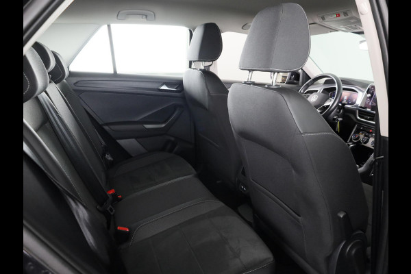 Volkswagen T-Roc 1.5 TSI Style 150 pk Automaat (DSG) | Navigatie | Parkeersensoren (Park assist) | Adaptieve cruise control | Stoelverwarming |