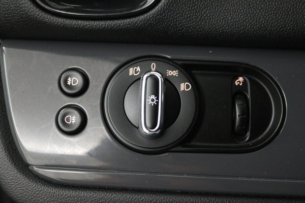 MINI Countryman 1.5 Cooper Business Edition Automaat (NAVIGATIE, CARPLAY, PARKEERSENSOREN, LED, CRUISE, SPORTSTOELEN)