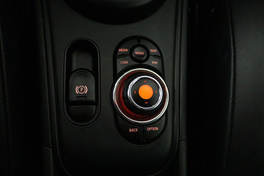 MINI Countryman 1.5 Cooper Business Edition Automaat (NAVIGATIE, CARPLAY, PARKEERSENSOREN, LED, CRUISE, SPORTSTOELEN)