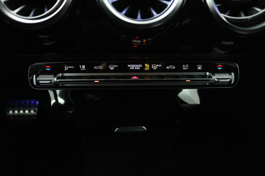 Mercedes-Benz A-Klasse 250 e Business Solution AMG Limited (SFEERVERLICHTING, PANORAMADAK, CAMERA, STOELVERWARMING, 1e EIGENAAR)