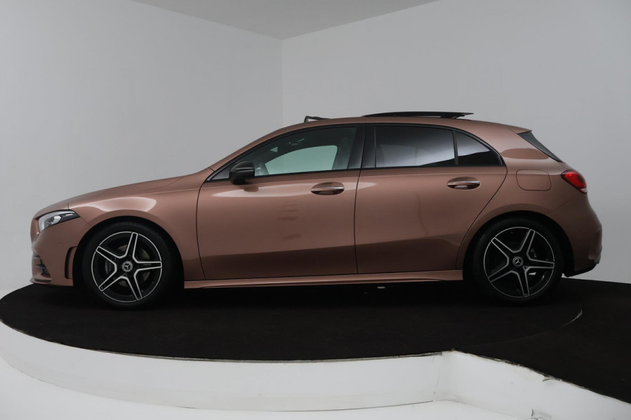 Mercedes-Benz A-Klasse 180 Business Solution AMG Automaat (PANORAMADAK, SFEERVERLICHTING, CAMERA, STOELVERWARMING, 1e EIGENAAR)