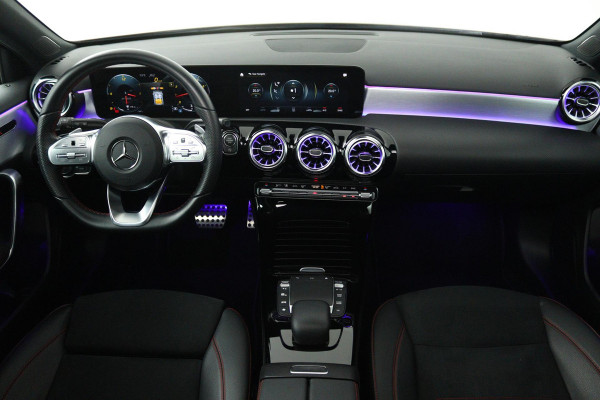 Mercedes-Benz A-Klasse 180 Business Solution AMG Automaat (PANORAMADAK, SFEERVERLICHTING, CAMERA, STOELVERWARMING, 1e EIGENAAR)
