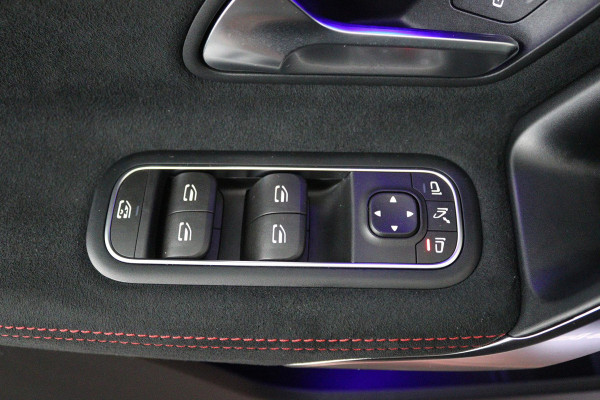 Mercedes-Benz A-Klasse 180 Business Solution AMG Automaat (PANORAMADAK, SFEERVERLICHTING, CAMERA, STOELVERWARMING, 1e EIGENAAR)
