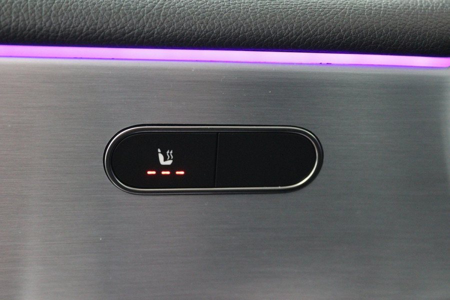 Mercedes-Benz A-Klasse 180 Business Solution AMG Automaat (PANORAMADAK, SFEERVERLICHTING, CAMERA, STOELVERWARMING, 1e EIGENAAR)