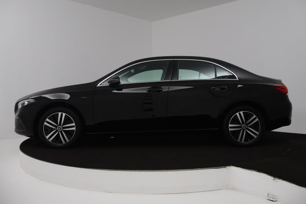 Mercedes-Benz A-Klasse 250 e Business Solution Luxury Limited (SFEERVERLICHTING, STOELVERWARMING, LEDER, 1e EIGENAAR, CAMERA)