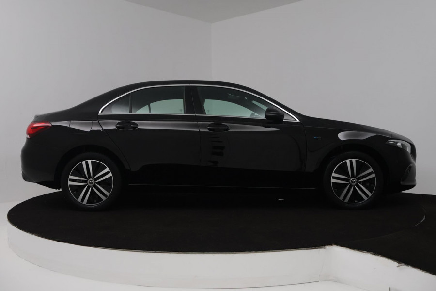 Mercedes-Benz A-Klasse 250 e Business Solution Luxury Limited (SFEERVERLICHTING, STOELVERWARMING, LEDER, 1e EIGENAAR, CAMERA)
