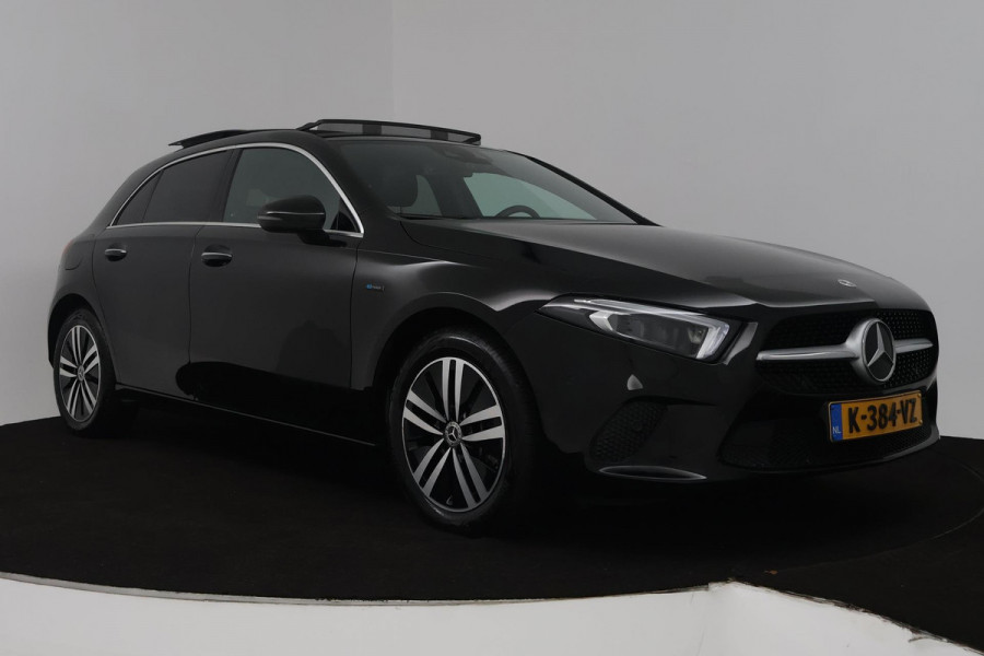Mercedes-Benz A-Klasse 250 e Business Solution Luxury Limited (PANORAMADAK, SFEERVERLICHTING, CAMERA, ELEKT. STOELEN, 1e EIGENAAR)