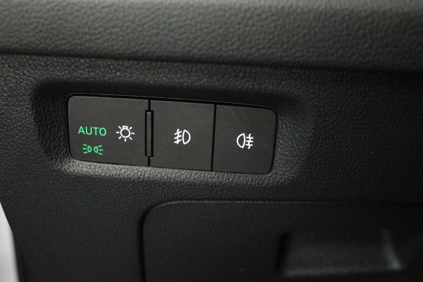 Škoda Octavia Combi 1.0 e-TSI Business Edition Plus Automaat (NAVIGATIE, TREKHAAK, STOELVERWARMING, CARPLAY, GOED ONDERHOUDEN)