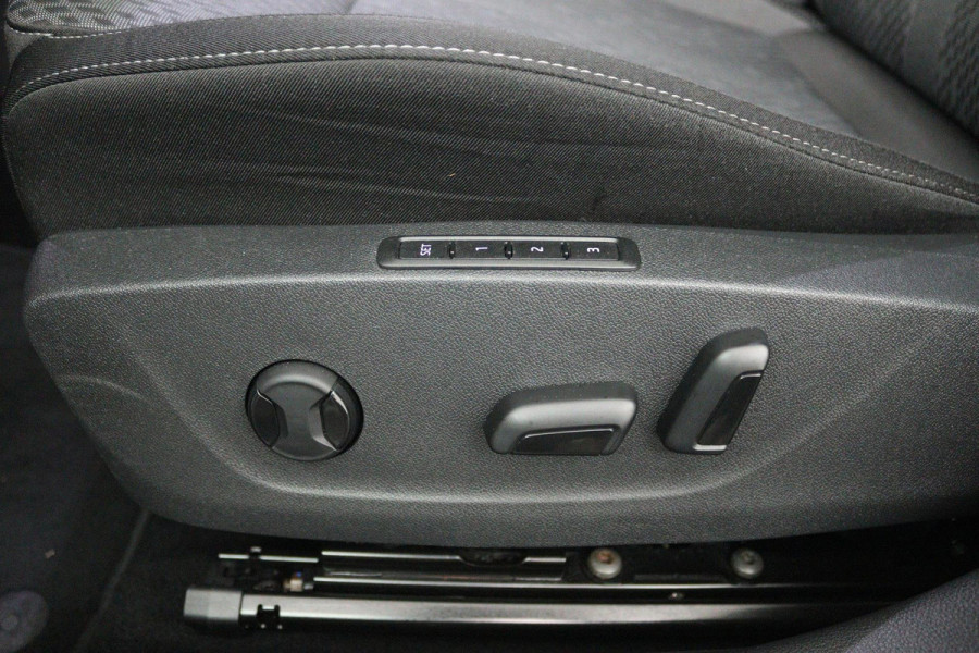 Škoda Octavia Combi 1.0 e-TSI Business Edition Plus Automaat (NAVIGATIE, TREKHAAK, STOELVERWARMING, CARPLAY, GOED ONDERHOUDEN)