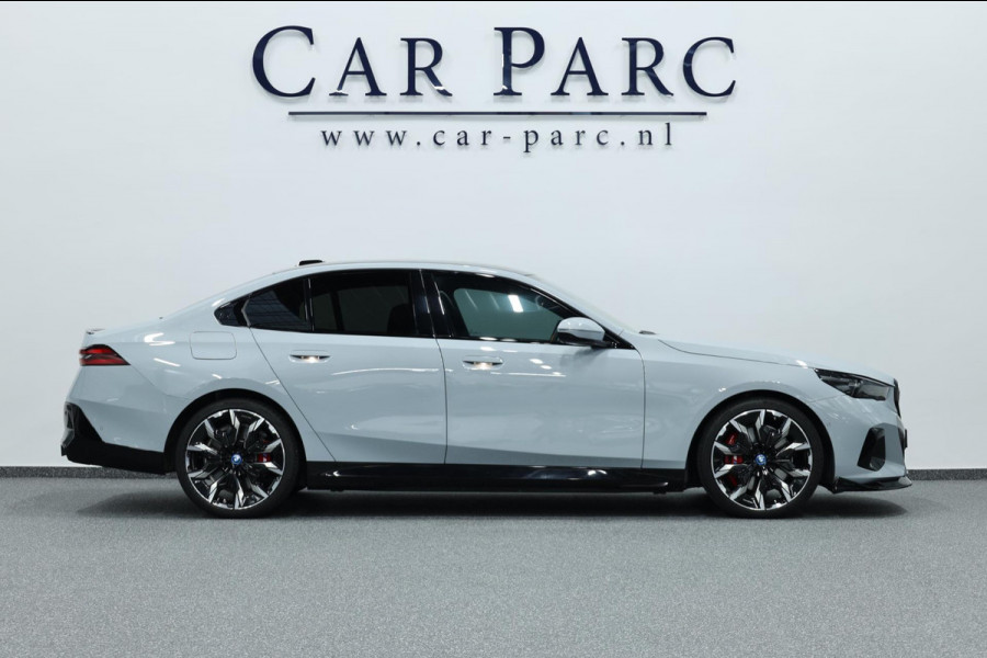 BMW 5 Serie 550e xDrive 489+PK M-Performance LASERLIGHT/BOWERS & WILKINS/PANO/LEDER/HUD/20" LMV/360 CAM/ACC/ECC/FABRIEKSGARANTIE!