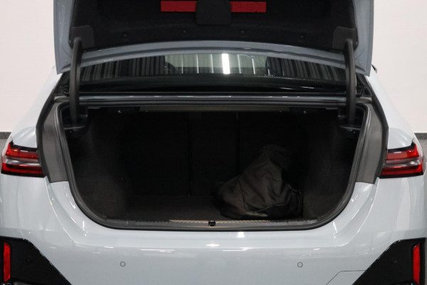 BMW 5 Serie 550e xDrive 489+PK M-Performance LASERLIGHT/BOWERS & WILKINS/PANO/LEDER/HUD/20" LMV/360 CAM/ACC/ECC/FABRIEKSGARANTIE!