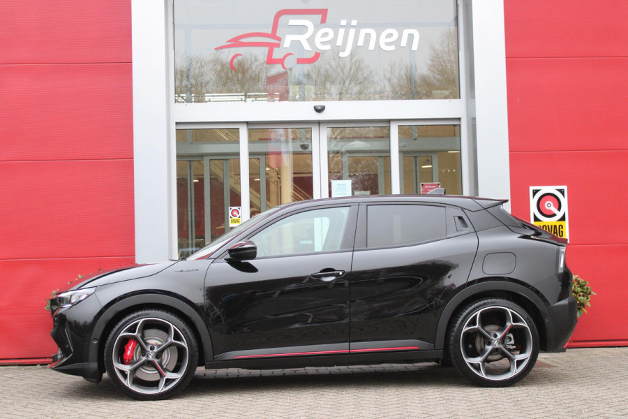 Alfa Romeo junior Elettrica VELOCE 280PK 54 kWh | SPORT PACK (SABELT SPORTSTOELEN ELEKTRISCH BEDIENBAAR OP DE BESTUURDERSSTOEL/STOEL VERWARMING/ALUMINIUM INSTAPLIJSTEN EN PEDALEN/PERFROMANCE STUURWIEL MET ALCANTARA/PERFORMANCE BODYKIT "PROGRESSO"/AMBIENT LIGHT/GETINTE ACHETRRUITEN | TECHNO PACK (LED MATRIX KOPLAMPEN/AUTOMATISCH DIMMENDE BINNENSPIEGEL/DRAADLOZE TELEFOONLADER/DODEHOEK DETECTIE/NAVIGATIE/ELEKTRISCH BEDIENBARE ACHTERKLEP/KEYLESS ENTRY/KEYLESS START/ADAPTIVE CRUISE CONTROL/ACHTERUITRIJ CAMERA) | DRAADLOZE APPLE CARPLAY/ANDROID AUTO | 20" LICHTMETALEN VELGEN "VENTI" | RODE RE