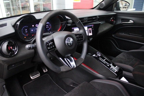 Alfa Romeo junior Elettrica VELOCE 280PK 54 kWh | SPORT PACK (SABELT SPORTSTOELEN ELEKTRISCH BEDIENBAAR OP DE BESTUURDERSSTOEL/STOEL VERWARMING/ALUMINIUM INSTAPLIJSTEN EN PEDALEN/PERFROMANCE STUURWIEL MET ALCANTARA/PERFORMANCE BODYKIT "PROGRESSO"/AMBIENT LIGHT/GETINTE ACHETRRUITEN | TECHNO PACK (LED MATRIX KOPLAMPEN/AUTOMATISCH DIMMENDE BINNENSPIEGEL/DRAADLOZE TELEFOONLADER/DODEHOEK DETECTIE/NAVIGATIE/ELEKTRISCH BEDIENBARE ACHTERKLEP/KEYLESS ENTRY/KEYLESS START/ADAPTIVE CRUISE CONTROL/ACHTERUITRIJ CAMERA) | DRAADLOZE APPLE CARPLAY/ANDROID AUTO | 20" LICHTMETALEN VELGEN "VENTI" | RODE RE