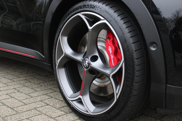 Alfa Romeo junior Elettrica VELOCE 280PK 54 kWh | SPORT PACK (SABELT SPORTSTOELEN ELEKTRISCH BEDIENBAAR OP DE BESTUURDERSSTOEL/STOEL VERWARMING/ALUMINIUM INSTAPLIJSTEN EN PEDALEN/PERFROMANCE STUURWIEL MET ALCANTARA/PERFORMANCE BODYKIT "PROGRESSO"/AMBIENT LIGHT/GETINTE ACHETRRUITEN | TECHNO PACK (LED MATRIX KOPLAMPEN/AUTOMATISCH DIMMENDE BINNENSPIEGEL/DRAADLOZE TELEFOONLADER/DODEHOEK DETECTIE/NAVIGATIE/ELEKTRISCH BEDIENBARE ACHTERKLEP/KEYLESS ENTRY/KEYLESS START/ADAPTIVE CRUISE CONTROL/ACHTERUITRIJ CAMERA) | DRAADLOZE APPLE CARPLAY/ANDROID AUTO | 20" LICHTMETALEN VELGEN "VENTI" | RODE RE