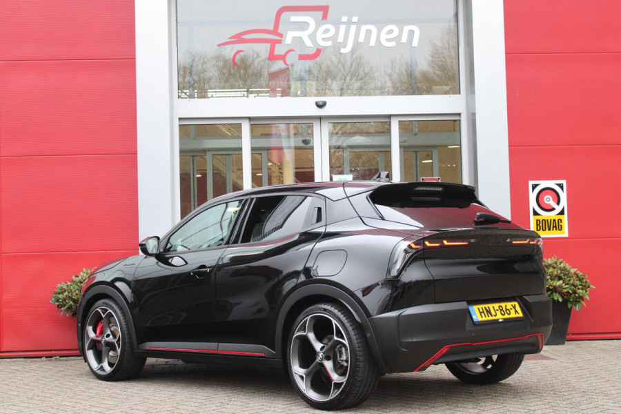 Alfa Romeo junior Elettrica VELOCE 280PK 54 kWh | SPORT PACK (SABELT SPORTSTOELEN ELEKTRISCH BEDIENBAAR OP DE BESTUURDERSSTOEL/STOEL VERWARMING/ALUMINIUM INSTAPLIJSTEN EN PEDALEN/PERFROMANCE STUURWIEL MET ALCANTARA/PERFORMANCE BODYKIT "PROGRESSO"/AMBIENT LIGHT/GETINTE ACHETRRUITEN | TECHNO PACK (LED MATRIX KOPLAMPEN/AUTOMATISCH DIMMENDE BINNENSPIEGEL/DRAADLOZE TELEFOONLADER/DODEHOEK DETECTIE/NAVIGATIE/ELEKTRISCH BEDIENBARE ACHTERKLEP/KEYLESS ENTRY/KEYLESS START/ADAPTIVE CRUISE CONTROL/ACHTERUITRIJ CAMERA) | DRAADLOZE APPLE CARPLAY/ANDROID AUTO | 20" LICHTMETALEN VELGEN "VENTI" | RODE RE