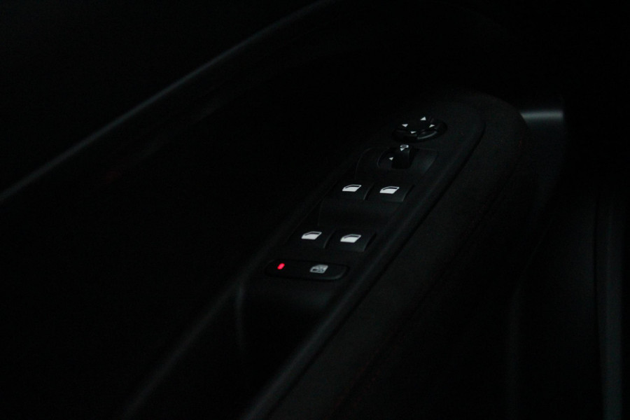 Alfa Romeo junior Elettrica VELOCE 280PK 54 kWh | SPORT PACK (SABELT SPORTSTOELEN ELEKTRISCH BEDIENBAAR OP DE BESTUURDERSSTOEL/STOEL VERWARMING/ALUMINIUM INSTAPLIJSTEN EN PEDALEN/PERFROMANCE STUURWIEL MET ALCANTARA/PERFORMANCE BODYKIT "PROGRESSO"/AMBIENT LIGHT/GETINTE ACHETRRUITEN | TECHNO PACK (LED MATRIX KOPLAMPEN/AUTOMATISCH DIMMENDE BINNENSPIEGEL/DRAADLOZE TELEFOONLADER/DODEHOEK DETECTIE/NAVIGATIE/ELEKTRISCH BEDIENBARE ACHTERKLEP/KEYLESS ENTRY/KEYLESS START/ADAPTIVE CRUISE CONTROL/ACHTERUITRIJ CAMERA) | DRAADLOZE APPLE CARPLAY/ANDROID AUTO | 20" LICHTMETALEN VELGEN "VENTI" | RODE RE