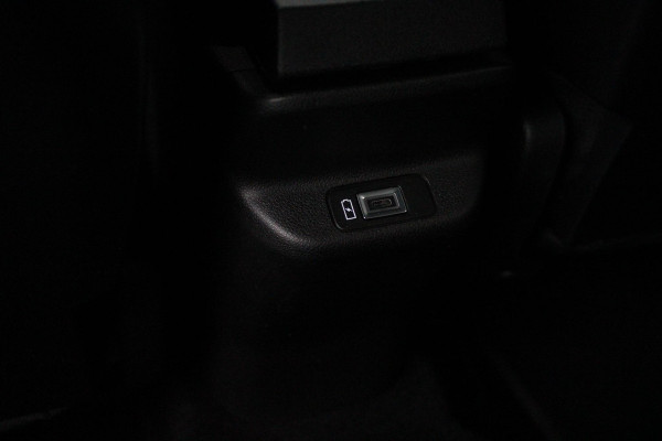 Alfa Romeo junior Elettrica VELOCE 280PK 54 kWh | SPORT PACK (SABELT SPORTSTOELEN ELEKTRISCH BEDIENBAAR OP DE BESTUURDERSSTOEL/STOEL VERWARMING/ALUMINIUM INSTAPLIJSTEN EN PEDALEN/PERFROMANCE STUURWIEL MET ALCANTARA/PERFORMANCE BODYKIT "PROGRESSO"/AMBIENT LIGHT/GETINTE ACHETRRUITEN | TECHNO PACK (LED MATRIX KOPLAMPEN/AUTOMATISCH DIMMENDE BINNENSPIEGEL/DRAADLOZE TELEFOONLADER/DODEHOEK DETECTIE/NAVIGATIE/ELEKTRISCH BEDIENBARE ACHTERKLEP/KEYLESS ENTRY/KEYLESS START/ADAPTIVE CRUISE CONTROL/ACHTERUITRIJ CAMERA) | DRAADLOZE APPLE CARPLAY/ANDROID AUTO | 20" LICHTMETALEN VELGEN "VENTI" | RODE RE