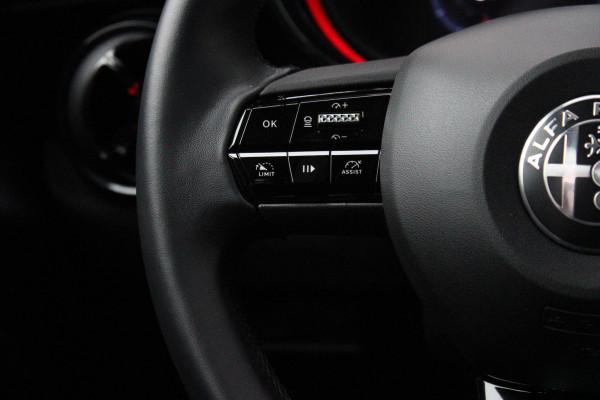 Alfa Romeo junior Elettrica VELOCE 280PK 54 kWh | SPORT PACK (SABELT SPORTSTOELEN ELEKTRISCH BEDIENBAAR OP DE BESTUURDERSSTOEL/STOEL VERWARMING/ALUMINIUM INSTAPLIJSTEN EN PEDALEN/PERFROMANCE STUURWIEL MET ALCANTARA/PERFORMANCE BODYKIT "PROGRESSO"/AMBIENT LIGHT/GETINTE ACHETRRUITEN | TECHNO PACK (LED MATRIX KOPLAMPEN/AUTOMATISCH DIMMENDE BINNENSPIEGEL/DRAADLOZE TELEFOONLADER/DODEHOEK DETECTIE/NAVIGATIE/ELEKTRISCH BEDIENBARE ACHTERKLEP/KEYLESS ENTRY/KEYLESS START/ADAPTIVE CRUISE CONTROL/ACHTERUITRIJ CAMERA) | DRAADLOZE APPLE CARPLAY/ANDROID AUTO | 20" LICHTMETALEN VELGEN "VENTI" | RODE RE