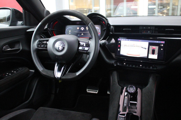 Alfa Romeo junior Elettrica VELOCE 280PK 54 kWh | SPORT PACK (SABELT SPORTSTOELEN ELEKTRISCH BEDIENBAAR OP DE BESTUURDERSSTOEL/STOEL VERWARMING/ALUMINIUM INSTAPLIJSTEN EN PEDALEN/PERFROMANCE STUURWIEL MET ALCANTARA/PERFORMANCE BODYKIT "PROGRESSO"/AMBIENT LIGHT/GETINTE ACHETRRUITEN | TECHNO PACK (LED MATRIX KOPLAMPEN/AUTOMATISCH DIMMENDE BINNENSPIEGEL/DRAADLOZE TELEFOONLADER/DODEHOEK DETECTIE/NAVIGATIE/ELEKTRISCH BEDIENBARE ACHTERKLEP/KEYLESS ENTRY/KEYLESS START/ADAPTIVE CRUISE CONTROL/ACHTERUITRIJ CAMERA) | DRAADLOZE APPLE CARPLAY/ANDROID AUTO | 20" LICHTMETALEN VELGEN "VENTI" | RODE RE