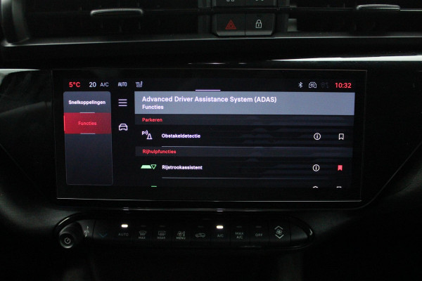 Alfa Romeo junior Elettrica VELOCE 280PK 54 kWh | SPORT PACK (SABELT SPORTSTOELEN ELEKTRISCH BEDIENBAAR OP DE BESTUURDERSSTOEL/STOEL VERWARMING/ALUMINIUM INSTAPLIJSTEN EN PEDALEN/PERFROMANCE STUURWIEL MET ALCANTARA/PERFORMANCE BODYKIT "PROGRESSO"/AMBIENT LIGHT/GETINTE ACHETRRUITEN | TECHNO PACK (LED MATRIX KOPLAMPEN/AUTOMATISCH DIMMENDE BINNENSPIEGEL/DRAADLOZE TELEFOONLADER/DODEHOEK DETECTIE/NAVIGATIE/ELEKTRISCH BEDIENBARE ACHTERKLEP/KEYLESS ENTRY/KEYLESS START/ADAPTIVE CRUISE CONTROL/ACHTERUITRIJ CAMERA) | DRAADLOZE APPLE CARPLAY/ANDROID AUTO | 20" LICHTMETALEN VELGEN "VENTI" | RODE RE