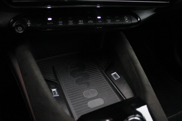 Alfa Romeo junior Elettrica VELOCE 280PK 54 kWh | SPORT PACK (SABELT SPORTSTOELEN ELEKTRISCH BEDIENBAAR OP DE BESTUURDERSSTOEL/STOEL VERWARMING/ALUMINIUM INSTAPLIJSTEN EN PEDALEN/PERFROMANCE STUURWIEL MET ALCANTARA/PERFORMANCE BODYKIT "PROGRESSO"/AMBIENT LIGHT/GETINTE ACHETRRUITEN | TECHNO PACK (LED MATRIX KOPLAMPEN/AUTOMATISCH DIMMENDE BINNENSPIEGEL/DRAADLOZE TELEFOONLADER/DODEHOEK DETECTIE/NAVIGATIE/ELEKTRISCH BEDIENBARE ACHTERKLEP/KEYLESS ENTRY/KEYLESS START/ADAPTIVE CRUISE CONTROL/ACHTERUITRIJ CAMERA) | DRAADLOZE APPLE CARPLAY/ANDROID AUTO | 20" LICHTMETALEN VELGEN "VENTI" | RODE RE