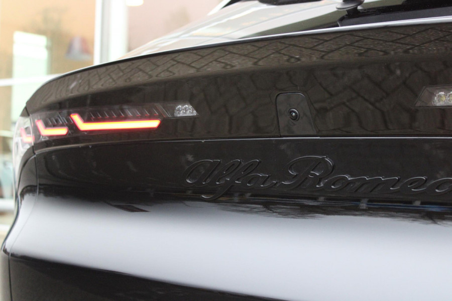 Alfa Romeo junior Elettrica VELOCE 280PK 54 kWh | SPORT PACK (SABELT SPORTSTOELEN ELEKTRISCH BEDIENBAAR OP DE BESTUURDERSSTOEL/STOEL VERWARMING/ALUMINIUM INSTAPLIJSTEN EN PEDALEN/PERFROMANCE STUURWIEL MET ALCANTARA/PERFORMANCE BODYKIT "PROGRESSO"/AMBIENT LIGHT/GETINTE ACHETRRUITEN | TECHNO PACK (LED MATRIX KOPLAMPEN/AUTOMATISCH DIMMENDE BINNENSPIEGEL/DRAADLOZE TELEFOONLADER/DODEHOEK DETECTIE/NAVIGATIE/ELEKTRISCH BEDIENBARE ACHTERKLEP/KEYLESS ENTRY/KEYLESS START/ADAPTIVE CRUISE CONTROL/ACHTERUITRIJ CAMERA) | DRAADLOZE APPLE CARPLAY/ANDROID AUTO | 20" LICHTMETALEN VELGEN "VENTI" | RODE RE