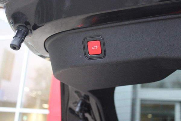 Alfa Romeo junior Elettrica VELOCE 280PK 54 kWh | SPORT PACK (SABELT SPORTSTOELEN ELEKTRISCH BEDIENBAAR OP DE BESTUURDERSSTOEL/STOEL VERWARMING/ALUMINIUM INSTAPLIJSTEN EN PEDALEN/PERFROMANCE STUURWIEL MET ALCANTARA/PERFORMANCE BODYKIT "PROGRESSO"/AMBIENT LIGHT/GETINTE ACHETRRUITEN | TECHNO PACK (LED MATRIX KOPLAMPEN/AUTOMATISCH DIMMENDE BINNENSPIEGEL/DRAADLOZE TELEFOONLADER/DODEHOEK DETECTIE/NAVIGATIE/ELEKTRISCH BEDIENBARE ACHTERKLEP/KEYLESS ENTRY/KEYLESS START/ADAPTIVE CRUISE CONTROL/ACHTERUITRIJ CAMERA) | DRAADLOZE APPLE CARPLAY/ANDROID AUTO | 20" LICHTMETALEN VELGEN "VENTI" | RODE RE