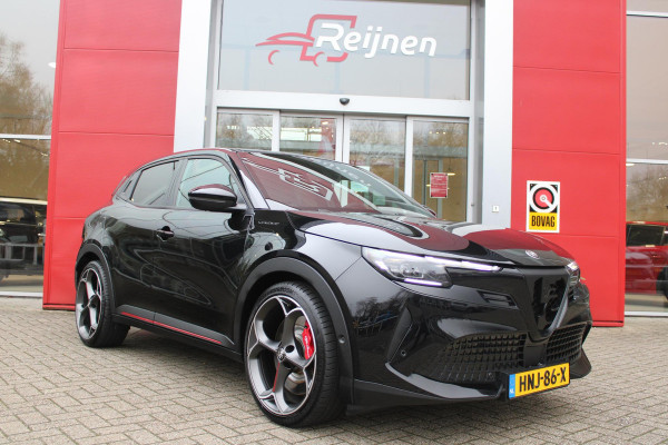 Alfa Romeo junior Elettrica VELOCE 280PK 54 kWh | SPORT PACK (SABELT SPORTSTOELEN ELEKTRISCH BEDIENBAAR OP DE BESTUURDERSSTOEL/STOEL VERWARMING/ALUMINIUM INSTAPLIJSTEN EN PEDALEN/PERFROMANCE STUURWIEL MET ALCANTARA/PERFORMANCE BODYKIT "PROGRESSO"/AMBIENT LIGHT/GETINTE ACHETRRUITEN | TECHNO PACK (LED MATRIX KOPLAMPEN/AUTOMATISCH DIMMENDE BINNENSPIEGEL/DRAADLOZE TELEFOONLADER/DODEHOEK DETECTIE/NAVIGATIE/ELEKTRISCH BEDIENBARE ACHTERKLEP/KEYLESS ENTRY/KEYLESS START/ADAPTIVE CRUISE CONTROL/ACHTERUITRIJ CAMERA) | DRAADLOZE APPLE CARPLAY/ANDROID AUTO | 20" LICHTMETALEN VELGEN "VENTI" | RODE RE