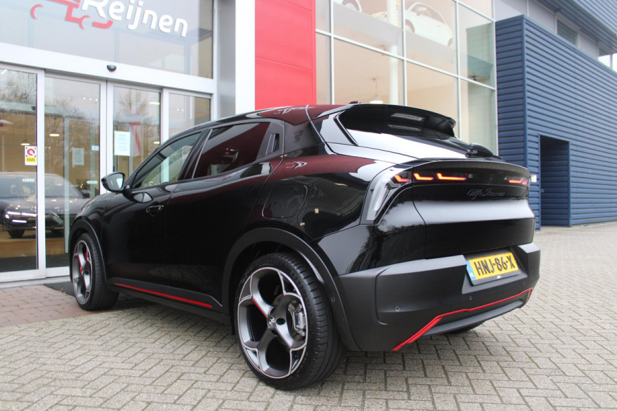 Alfa Romeo junior Elettrica VELOCE 280PK 54 kWh | SPORT PACK (SABELT SPORTSTOELEN ELEKTRISCH BEDIENBAAR OP DE BESTUURDERSSTOEL/STOEL VERWARMING/ALUMINIUM INSTAPLIJSTEN EN PEDALEN/PERFROMANCE STUURWIEL MET ALCANTARA/PERFORMANCE BODYKIT "PROGRESSO"/AMBIENT LIGHT/GETINTE ACHETRRUITEN | TECHNO PACK (LED MATRIX KOPLAMPEN/AUTOMATISCH DIMMENDE BINNENSPIEGEL/DRAADLOZE TELEFOONLADER/DODEHOEK DETECTIE/NAVIGATIE/ELEKTRISCH BEDIENBARE ACHTERKLEP/KEYLESS ENTRY/KEYLESS START/ADAPTIVE CRUISE CONTROL/ACHTERUITRIJ CAMERA) | DRAADLOZE APPLE CARPLAY/ANDROID AUTO | 20" LICHTMETALEN VELGEN "VENTI" | RODE RE