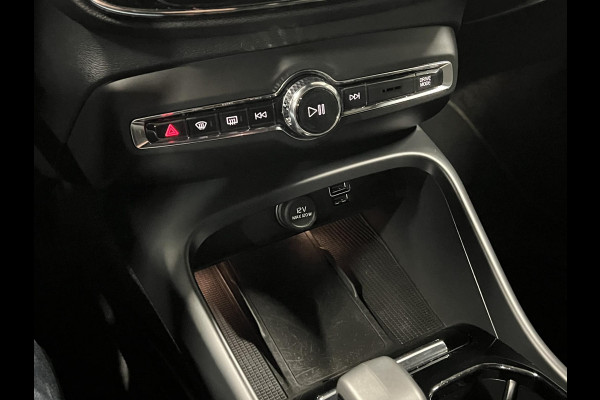 Volvo XC40 T4 RECHARGE PLUS DARK Trekhaak | Stoel-/stuurverwarming | Cruise control | Achteruitrij camera | Carplay