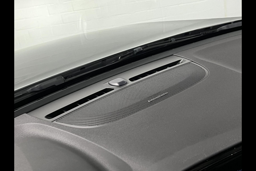 Volvo XC40 T4 RECHARGE PLUS DARK Trekhaak | Stoel-/stuurverwarming | Cruise control | Achteruitrij camera | Carplay