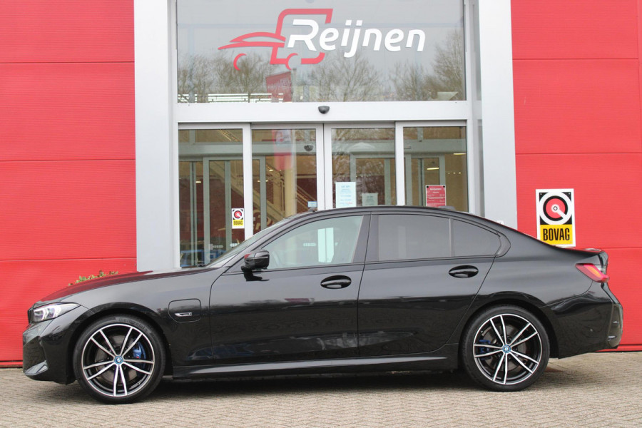BMW 3-serie 330e 292PK xDRIVE | PANORAMISCH SCHUIF/KANTEL DAK | M-SPORT PRO-PAKKET | M-SPORT REMMEN UITGEVOERD IN DONKERBLAUW MET M LOGO | BMW LIVE COCKPIT PROFESSIONAL | CURVED DISPLAY |DRIVING ASSISTANT INCL. HEAD-UP DISPLAY | PARKING ASSIST INCL. ACHTERUITRIJCAMERA | ADAPTIEVE LED KOPLAMPEN |SHADOW LINE | M-SPORTSTOELEN VOOR | LEDER VERNASCA MET CONTRAST STIKSELS M-SPORT | STOEL VERWARMING | DRAADLOZE APPLE CARPLAY | ELEKTRISCH VERSTELBARE STOELEN MET GEHEUGEN FUNCTIE | HEAD UP DISPLAY | DRAADLOZE TELEFOONLADER | DODEHOEK BEWAKING | COMFORT PACK INCL. ELEKTRISCHE ACHTERKLEP | A