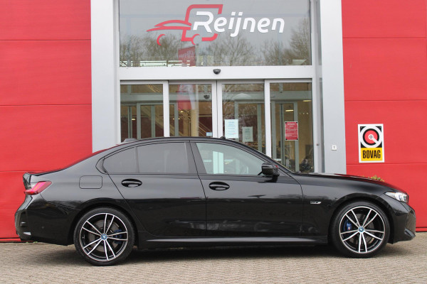 BMW 3-serie 330e 292PK xDRIVE | PANORAMISCH SCHUIF/KANTEL DAK | M-SPORT PRO-PAKKET | M-SPORT REMMEN UITGEVOERD IN DONKERBLAUW MET M LOGO | BMW LIVE COCKPIT PROFESSIONAL | CURVED DISPLAY |DRIVING ASSISTANT INCL. HEAD-UP DISPLAY | PARKING ASSIST INCL. ACHTERUITRIJCAMERA | ADAPTIEVE LED KOPLAMPEN |SHADOW LINE | M-SPORTSTOELEN VOOR | LEDER VERNASCA MET CONTRAST STIKSELS M-SPORT | STOEL VERWARMING | DRAADLOZE APPLE CARPLAY | ELEKTRISCH VERSTELBARE STOELEN MET GEHEUGEN FUNCTIE | HEAD UP DISPLAY | DRAADLOZE TELEFOONLADER | DODEHOEK BEWAKING | COMFORT PACK INCL. ELEKTRISCHE ACHTERKLEP | A