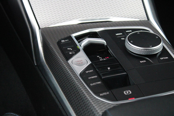 BMW 3-serie 330e 292PK xDRIVE | PANORAMISCH SCHUIF/KANTEL DAK | M-SPORT PRO-PAKKET | M-SPORT REMMEN UITGEVOERD IN DONKERBLAUW MET M LOGO | BMW LIVE COCKPIT PROFESSIONAL | CURVED DISPLAY |DRIVING ASSISTANT INCL. HEAD-UP DISPLAY | PARKING ASSIST INCL. ACHTERUITRIJCAMERA | ADAPTIEVE LED KOPLAMPEN |SHADOW LINE | M-SPORTSTOELEN VOOR | LEDER VERNASCA MET CONTRAST STIKSELS M-SPORT | STOEL VERWARMING | DRAADLOZE APPLE CARPLAY | ELEKTRISCH VERSTELBARE STOELEN MET GEHEUGEN FUNCTIE | HEAD UP DISPLAY | DRAADLOZE TELEFOONLADER | DODEHOEK BEWAKING | COMFORT PACK INCL. ELEKTRISCHE ACHTERKLEP | A