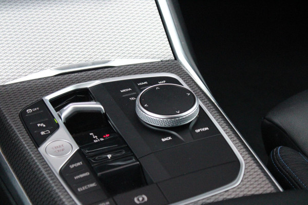 BMW 3-serie 330e 292PK xDRIVE | PANORAMISCH SCHUIF/KANTEL DAK | M-SPORT PRO-PAKKET | M-SPORT REMMEN UITGEVOERD IN DONKERBLAUW MET M LOGO | BMW LIVE COCKPIT PROFESSIONAL | CURVED DISPLAY |DRIVING ASSISTANT INCL. HEAD-UP DISPLAY | PARKING ASSIST INCL. ACHTERUITRIJCAMERA | ADAPTIEVE LED KOPLAMPEN |SHADOW LINE | M-SPORTSTOELEN VOOR | LEDER VERNASCA MET CONTRAST STIKSELS M-SPORT | STOEL VERWARMING | DRAADLOZE APPLE CARPLAY | ELEKTRISCH VERSTELBARE STOELEN MET GEHEUGEN FUNCTIE | HEAD UP DISPLAY | DRAADLOZE TELEFOONLADER | DODEHOEK BEWAKING | COMFORT PACK INCL. ELEKTRISCHE ACHTERKLEP | A