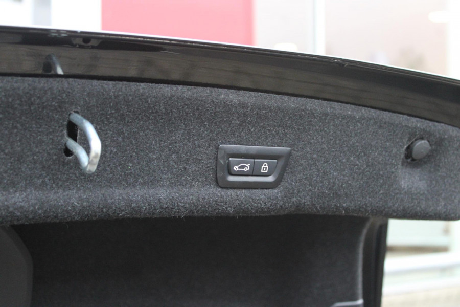 BMW 3-serie 330e 292PK xDRIVE | PANORAMISCH SCHUIF/KANTEL DAK | M-SPORT PRO-PAKKET | M-SPORT REMMEN UITGEVOERD IN DONKERBLAUW MET M LOGO | BMW LIVE COCKPIT PROFESSIONAL | CURVED DISPLAY |DRIVING ASSISTANT INCL. HEAD-UP DISPLAY | PARKING ASSIST INCL. ACHTERUITRIJCAMERA | ADAPTIEVE LED KOPLAMPEN |SHADOW LINE | M-SPORTSTOELEN VOOR | LEDER VERNASCA MET CONTRAST STIKSELS M-SPORT | STOEL VERWARMING | DRAADLOZE APPLE CARPLAY | ELEKTRISCH VERSTELBARE STOELEN MET GEHEUGEN FUNCTIE | HEAD UP DISPLAY | DRAADLOZE TELEFOONLADER | DODEHOEK BEWAKING | COMFORT PACK INCL. ELEKTRISCHE ACHTERKLEP | A