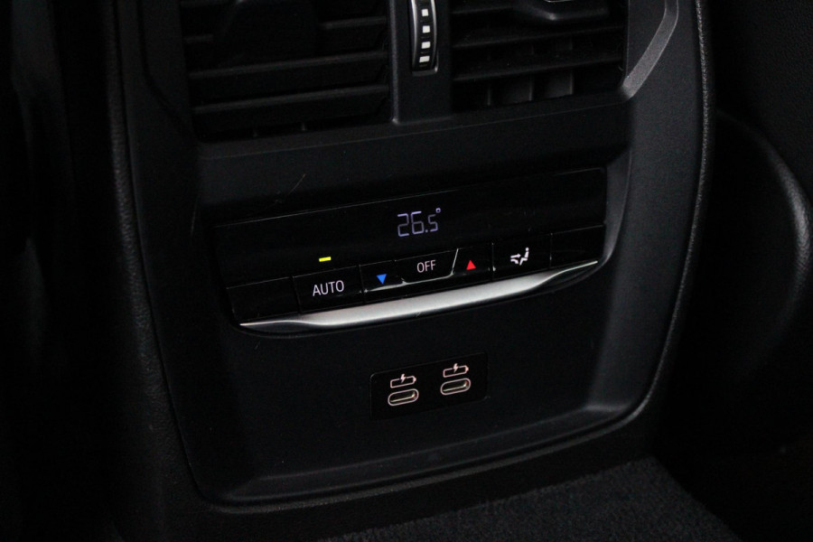 BMW 3-serie 330e 292PK xDRIVE | PANORAMISCH SCHUIF/KANTEL DAK | M-SPORT PRO-PAKKET | M-SPORT REMMEN UITGEVOERD IN DONKERBLAUW MET M LOGO | BMW LIVE COCKPIT PROFESSIONAL | CURVED DISPLAY |DRIVING ASSISTANT INCL. HEAD-UP DISPLAY | PARKING ASSIST INCL. ACHTERUITRIJCAMERA | ADAPTIEVE LED KOPLAMPEN |SHADOW LINE | M-SPORTSTOELEN VOOR | LEDER VERNASCA MET CONTRAST STIKSELS M-SPORT | STOEL VERWARMING | DRAADLOZE APPLE CARPLAY | ELEKTRISCH VERSTELBARE STOELEN MET GEHEUGEN FUNCTIE | HEAD UP DISPLAY | DRAADLOZE TELEFOONLADER | DODEHOEK BEWAKING | COMFORT PACK INCL. ELEKTRISCHE ACHTERKLEP | A