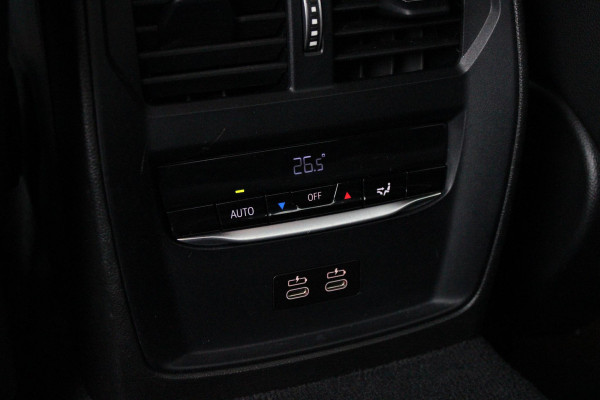 BMW 3-serie 330e 292PK xDRIVE | PANORAMISCH SCHUIF/KANTEL DAK | M-SPORT PRO-PAKKET | M-SPORT REMMEN UITGEVOERD IN DONKERBLAUW MET M LOGO | BMW LIVE COCKPIT PROFESSIONAL | CURVED DISPLAY |DRIVING ASSISTANT INCL. HEAD-UP DISPLAY | PARKING ASSIST INCL. ACHTERUITRIJCAMERA | ADAPTIEVE LED KOPLAMPEN |SHADOW LINE | M-SPORTSTOELEN VOOR | LEDER VERNASCA MET CONTRAST STIKSELS M-SPORT | STOEL VERWARMING | DRAADLOZE APPLE CARPLAY | ELEKTRISCH VERSTELBARE STOELEN MET GEHEUGEN FUNCTIE | HEAD UP DISPLAY | DRAADLOZE TELEFOONLADER | DODEHOEK BEWAKING | COMFORT PACK INCL. ELEKTRISCHE ACHTERKLEP | A