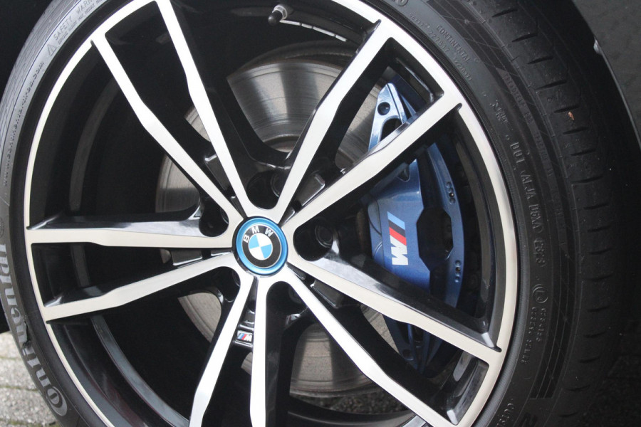 BMW 3-serie 330e 292PK xDRIVE | PANORAMISCH SCHUIF/KANTEL DAK | M-SPORT PRO-PAKKET | M-SPORT REMMEN UITGEVOERD IN DONKERBLAUW MET M LOGO | BMW LIVE COCKPIT PROFESSIONAL | CURVED DISPLAY |DRIVING ASSISTANT INCL. HEAD-UP DISPLAY | PARKING ASSIST INCL. ACHTERUITRIJCAMERA | ADAPTIEVE LED KOPLAMPEN |SHADOW LINE | M-SPORTSTOELEN VOOR | LEDER VERNASCA MET CONTRAST STIKSELS M-SPORT | STOEL VERWARMING | DRAADLOZE APPLE CARPLAY | ELEKTRISCH VERSTELBARE STOELEN MET GEHEUGEN FUNCTIE | HEAD UP DISPLAY | DRAADLOZE TELEFOONLADER | DODEHOEK BEWAKING | COMFORT PACK INCL. ELEKTRISCHE ACHTERKLEP | A