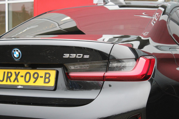 BMW 3-serie 330e 292PK xDRIVE | PANORAMISCH SCHUIF/KANTEL DAK | M-SPORT PRO-PAKKET | M-SPORT REMMEN UITGEVOERD IN DONKERBLAUW MET M LOGO | BMW LIVE COCKPIT PROFESSIONAL | CURVED DISPLAY |DRIVING ASSISTANT INCL. HEAD-UP DISPLAY | PARKING ASSIST INCL. ACHTERUITRIJCAMERA | ADAPTIEVE LED KOPLAMPEN |SHADOW LINE | M-SPORTSTOELEN VOOR | LEDER VERNASCA MET CONTRAST STIKSELS M-SPORT | STOEL VERWARMING | DRAADLOZE APPLE CARPLAY | ELEKTRISCH VERSTELBARE STOELEN MET GEHEUGEN FUNCTIE | HEAD UP DISPLAY | DRAADLOZE TELEFOONLADER | DODEHOEK BEWAKING | COMFORT PACK INCL. ELEKTRISCHE ACHTERKLEP | A