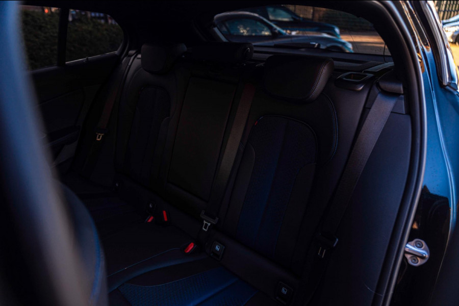 BMW 1-serie M135i xDrive High Executive 306 PK Dealer o.h. Adaptive Head Up H&K Camera Keyless 18''