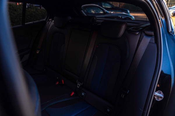 BMW 1-serie M135i xDrive High Executive 306 PK Dealer o.h. Adaptive Head Up H&K Camera Keyless 18''